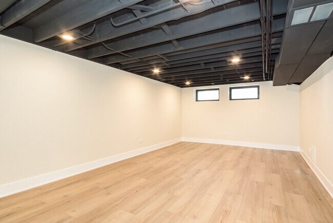 Building Photo - 7111 N Mason Ave