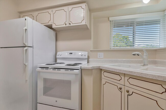 Building Photo - Duplex with 1.5 Bath and One Car Garage