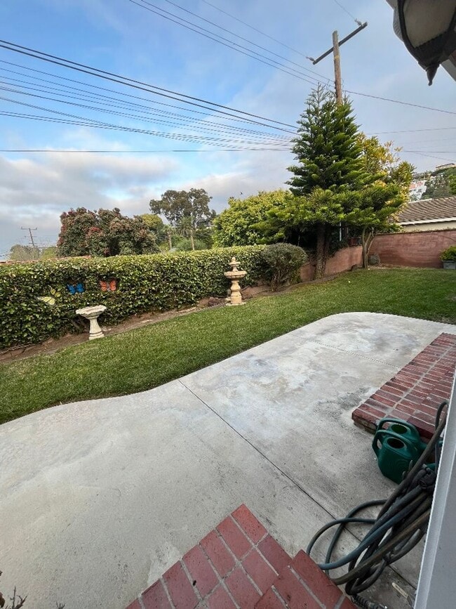 Building Photo - Charming 3 bedroom/ 2 bath single-family home