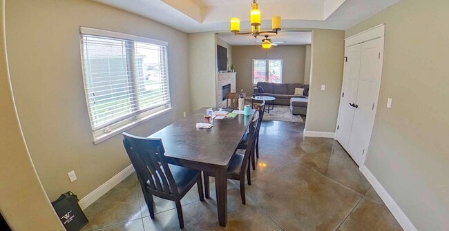 Building Photo - Cute West Side Home W/ Two Car Garage + Fenced In Yard + Rooftop Balcony! Available June 4th!