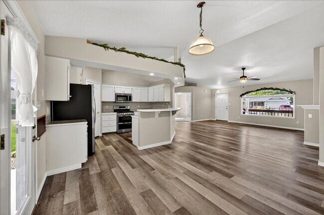 Building Photo - Bright & Cozy Home on a Quiet Cul-de-Sac