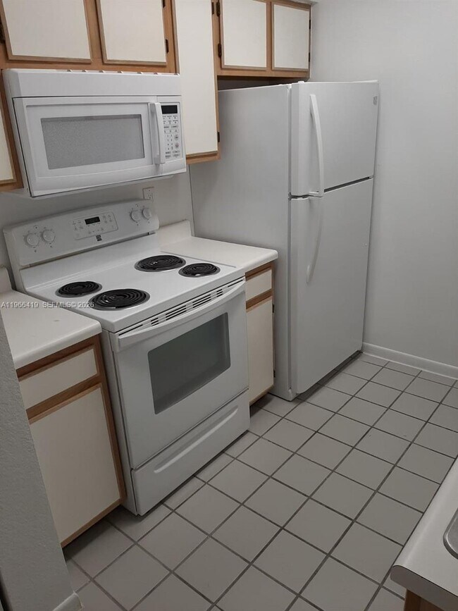 Building Photo - 2850 N Oakland Forest Dr