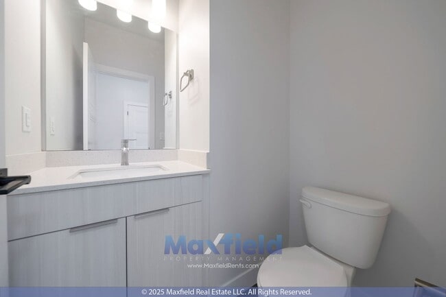 Building Photo - Spacious Twin Home - EV friendly - North S...