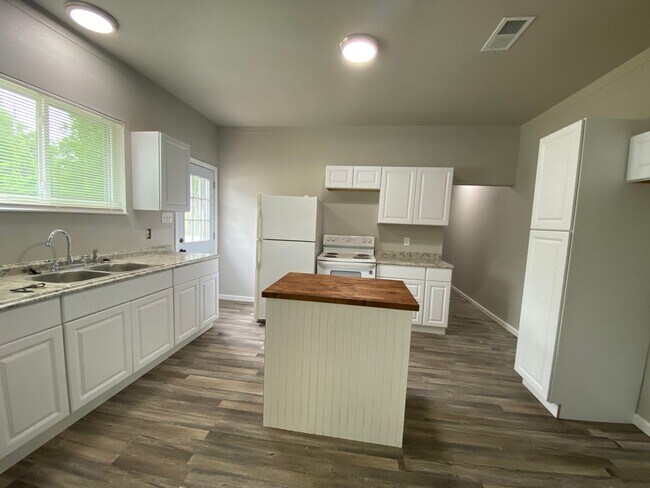 Building Photo - 1101 W Lone Star Ave