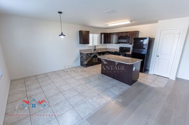 Building Photo - 5926 E Oasis Blvd