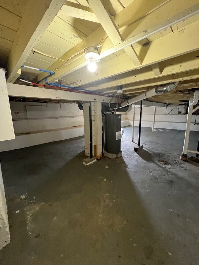 Building Photo - 2272 Avon St