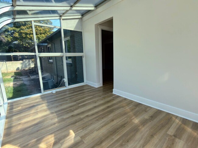 Building Photo - 1021 E Millbert Ave
