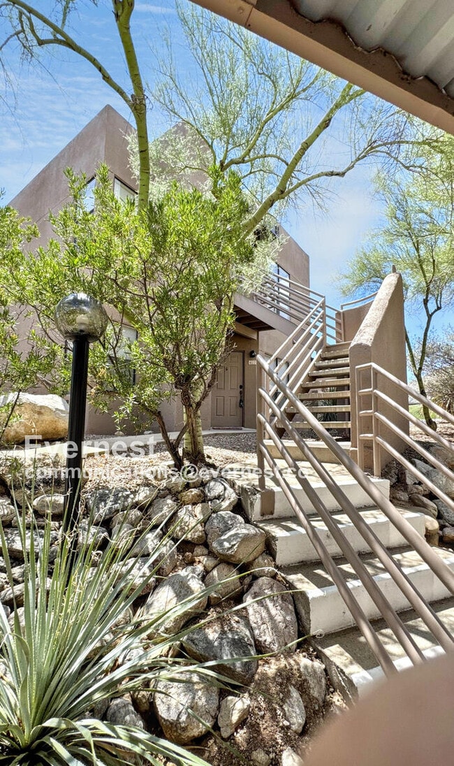 Building Photo - 6655 N Canyon Crest Dr