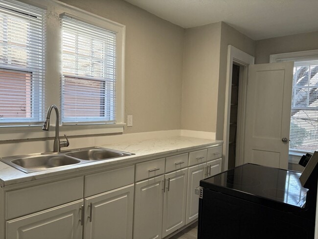 Building Photo - 2 Bedroom, 1 Bathroom Apartment in Reidsville!