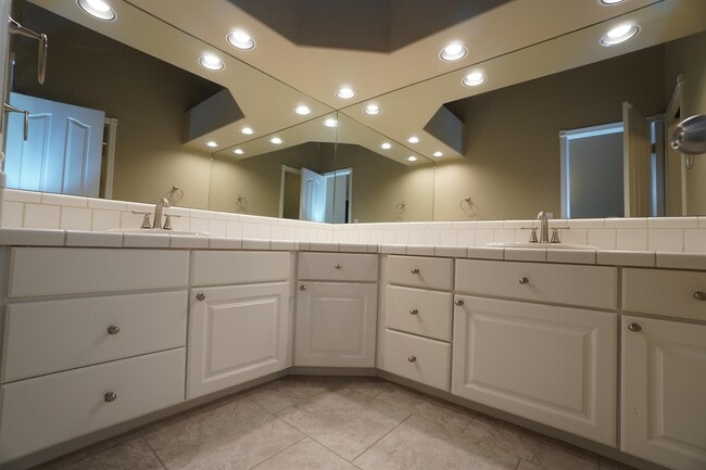 Building Photo - 2747 E Migratory Dr