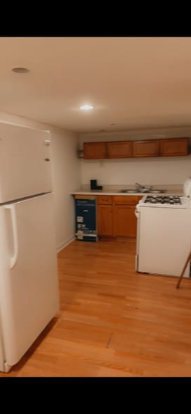 Kitchen - 4551 N Moody Ave