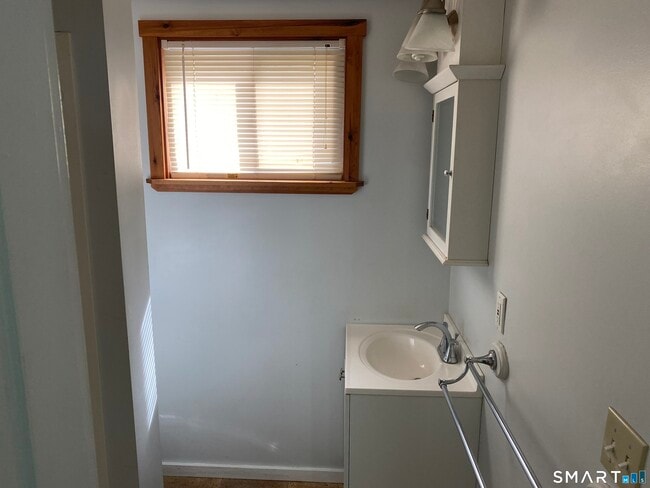 Building Photo - 304 Buckingham St