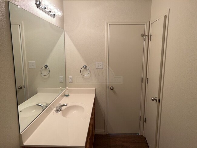 Building Photo - 1500 Justin Lp