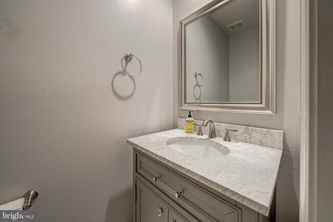Building Photo - 5465 Cheshire Meadows Way