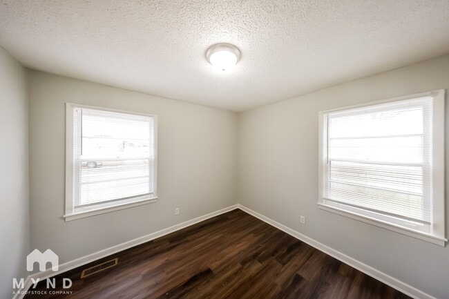Building Photo - 217 Marshall Dr