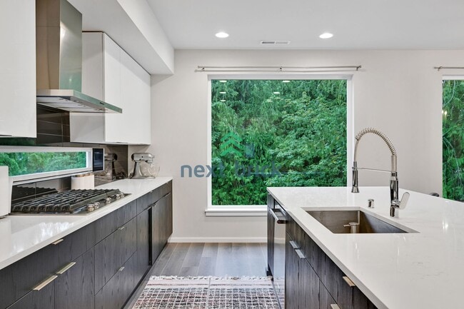 Building Photo - 4 BED & 2.5 SINGLE FAMILY HOUSE FOR RENT