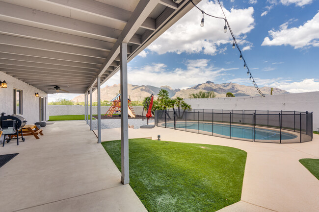 Building Photo - 6842 N Camino de las Brisas