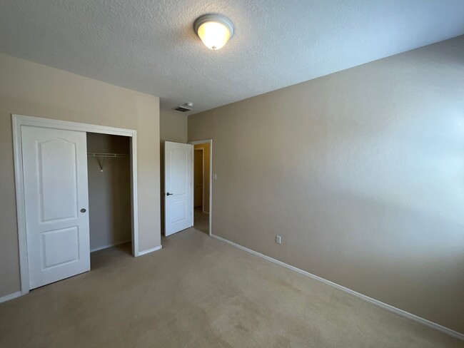 Building Photo - 3 Bedroom + Office Single Story Home Avail...