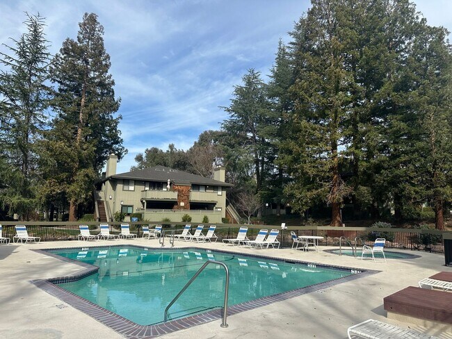 Building Photo - One Bedroom in a Great Community, Excellent Location, with a Pool!