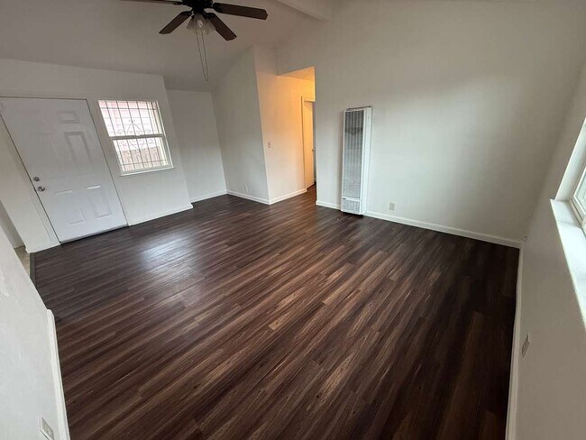 Building Photo - 560 3rd St