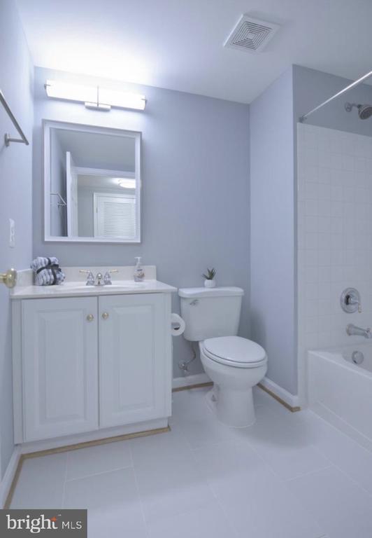 Building Photo - 422 Sheila St