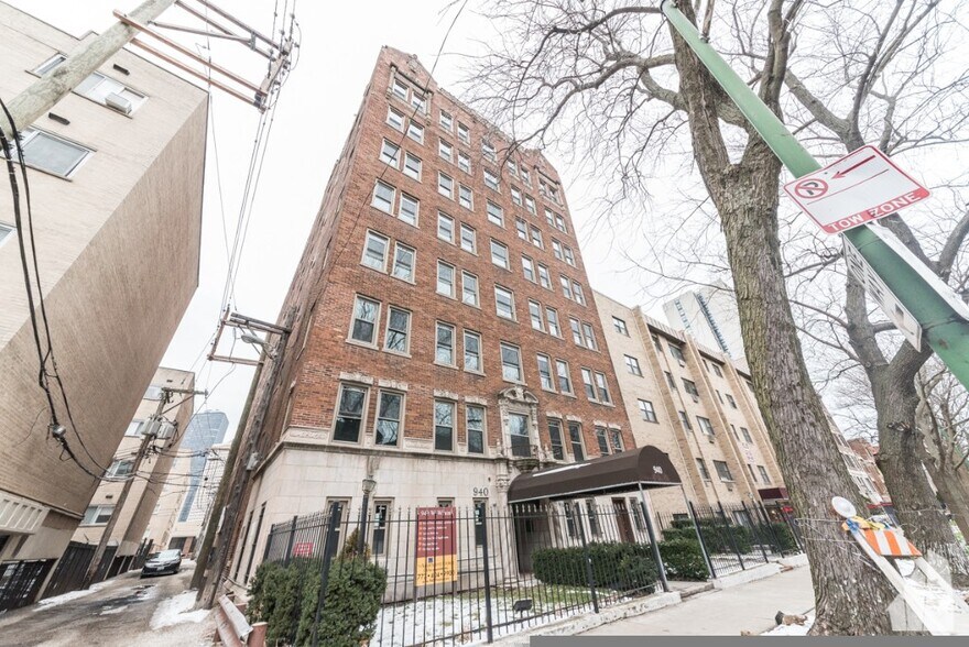 Building Photo - 935 W Winona St