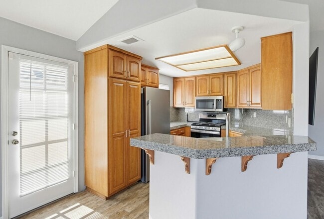 Building Photo - Beautifully Maintained 2 Bed / 2 Bath Home in Gated West Village Community