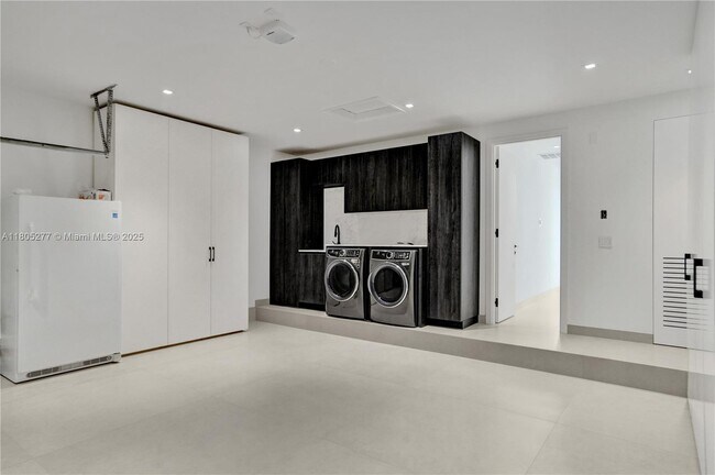 Building Photo - 3234 SW 53rd Ct