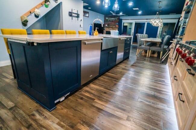 Building Photo - FULLY FURNISHED LAKE HOME