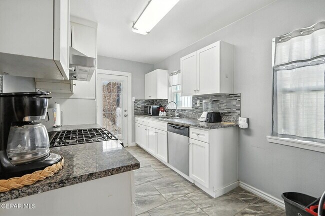Building Photo - 4505 Pershing Dr