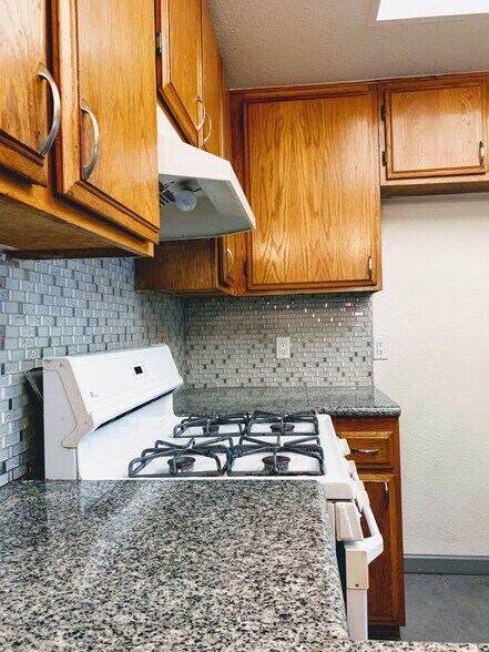 Primary Photo - 10943 Laurel Canyon Blvd