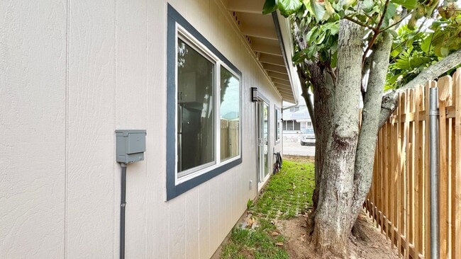 Building Photo - 421C Olomana St