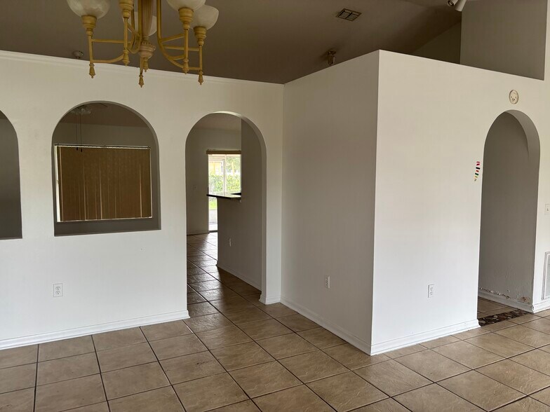 Building Photo - 305 Cocoa Ct