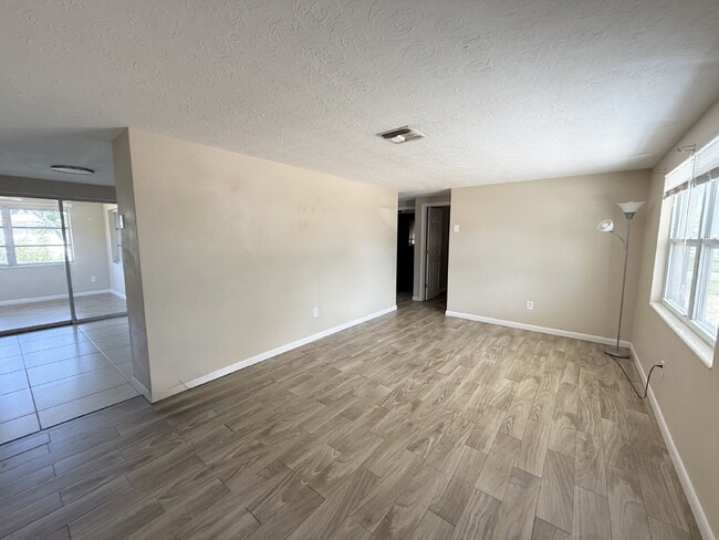 Building Photo - Charming 2-Bedroom Retreat with Additional Living Space in Holiday, FL!