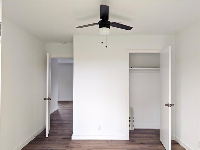 Building Photo - 6211 Palm Cir
