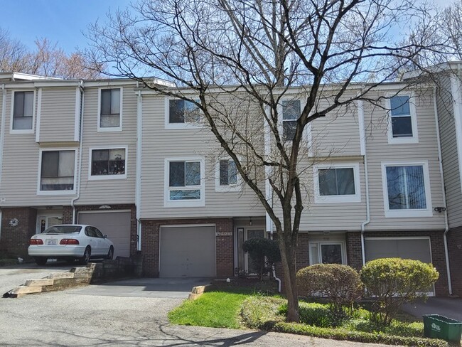 Primary Photo - Riverbend on Country Club Road! Townhome w...