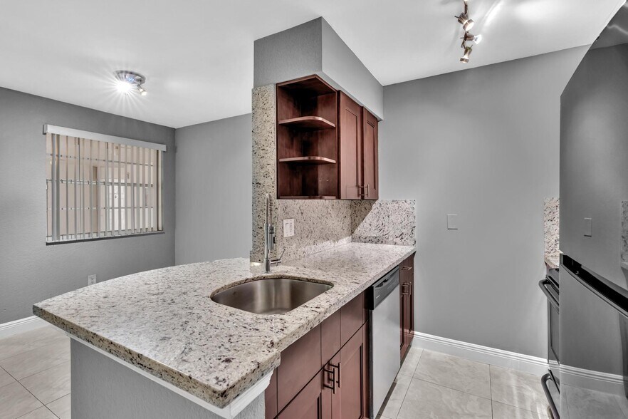 Building Photo - 2880 N Oakland Forest Dr
