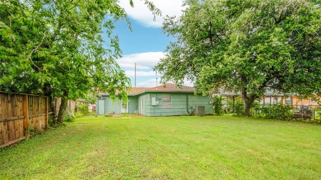 Building Photo - 811 W 7th St