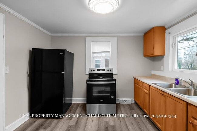 Building Photo - Charming Downtown Albemarle Cottage with Timeless Appeal