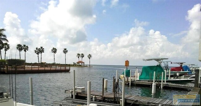 Building Photo - 218 W Lantana St