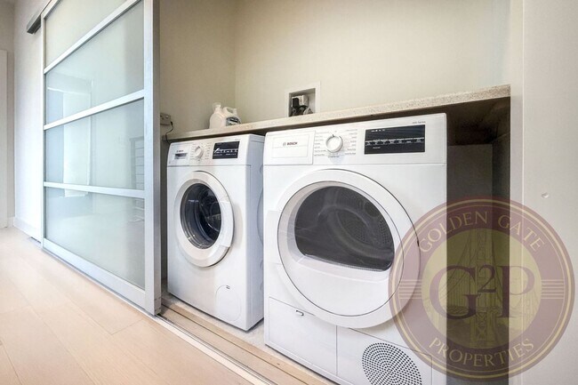 Building Photo - SF Shipyard - 3 BR, 2.5 BA Townhouse 1,634...