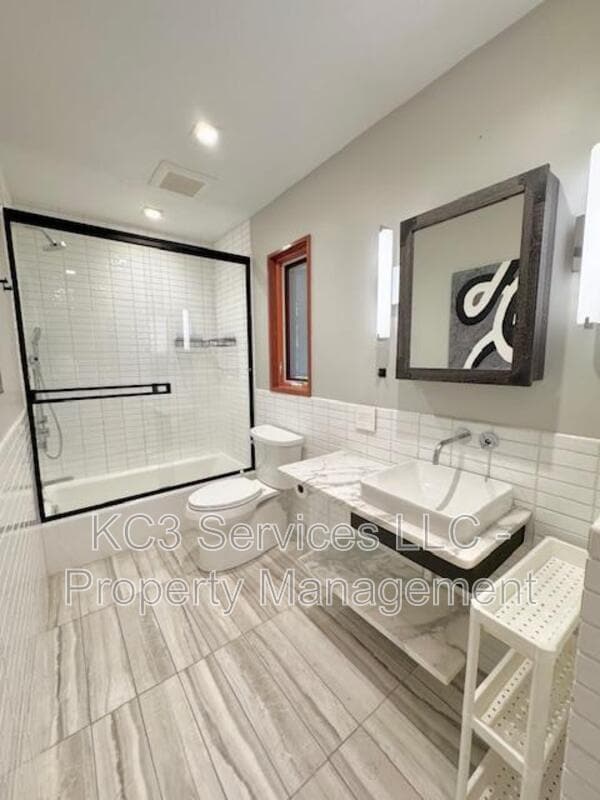 Building Photo - 615 E 101st Ter