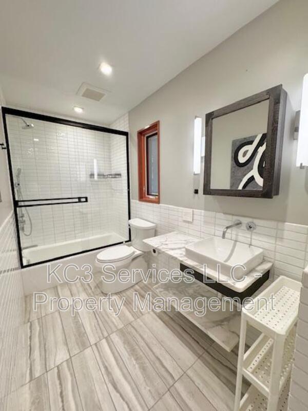 Building Photo - 615 E 101st Terrace