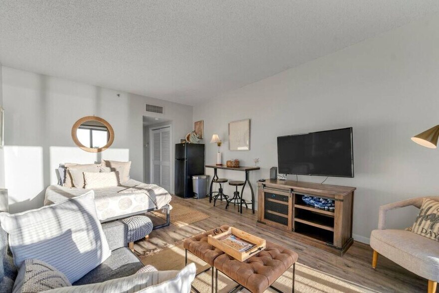 Building Photo - 214 Miracle Strip Pkwy SW