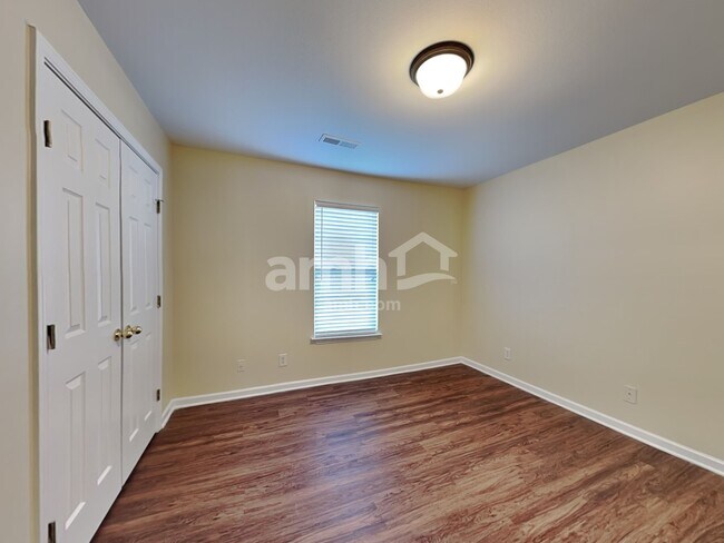 Building Photo - 3005 Quail Oaks Dr