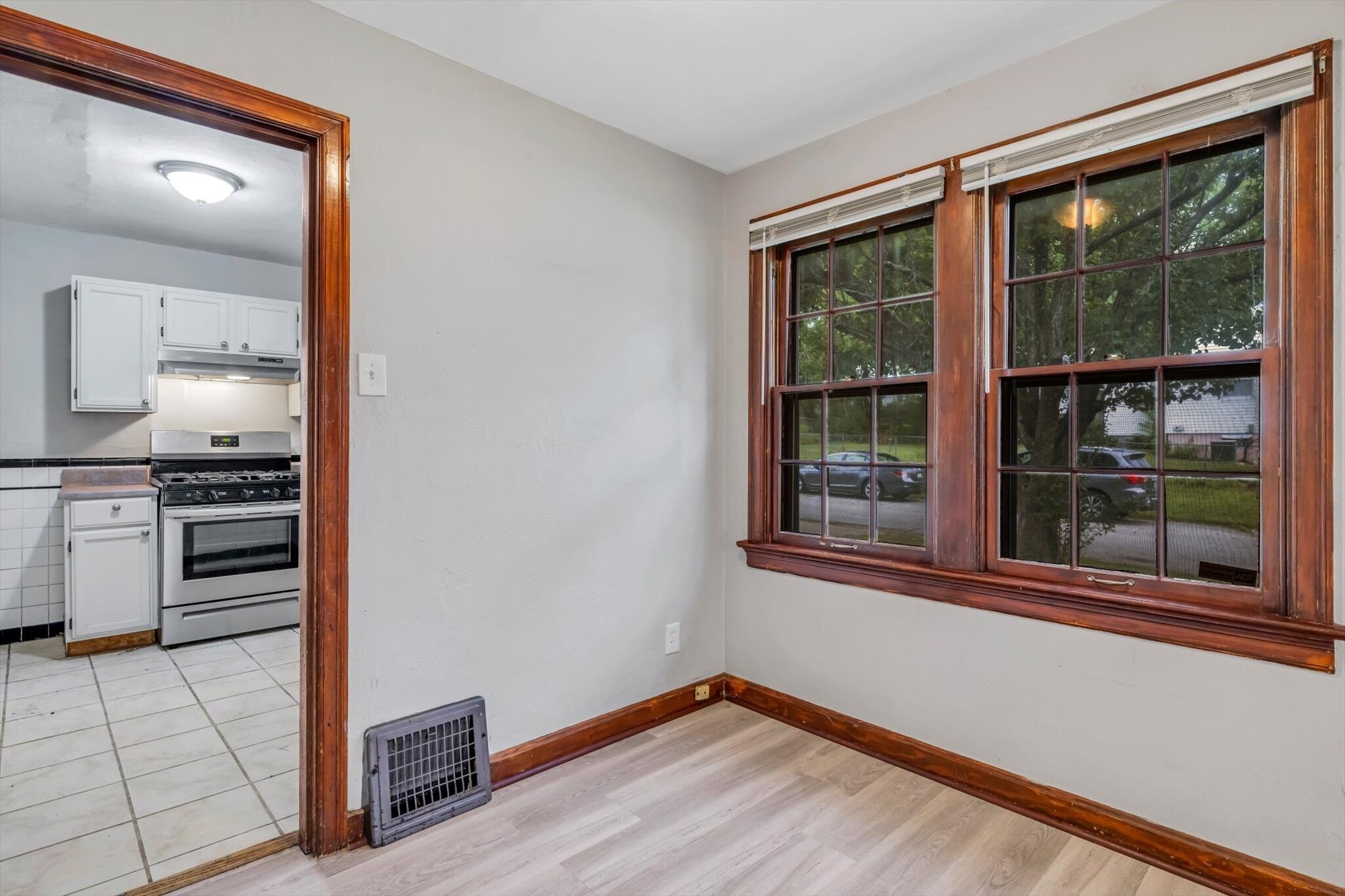 Building Photo - 7120 Roslyn Dr