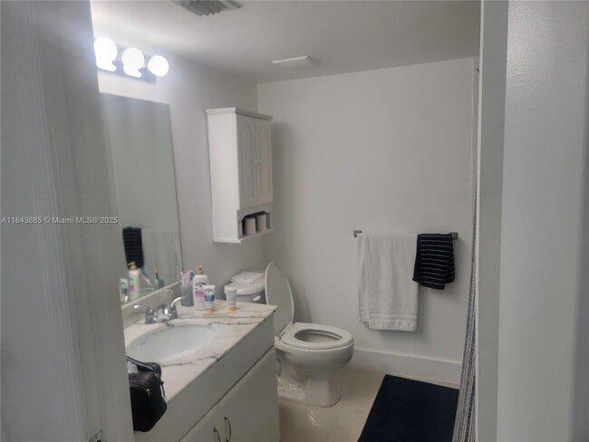 Building Photo - 1200 Brickell Bay Dr