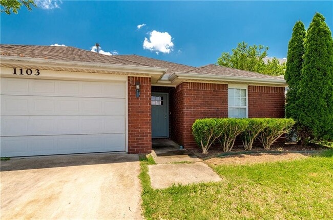 Building Photo - 1103 SW Apache Dr