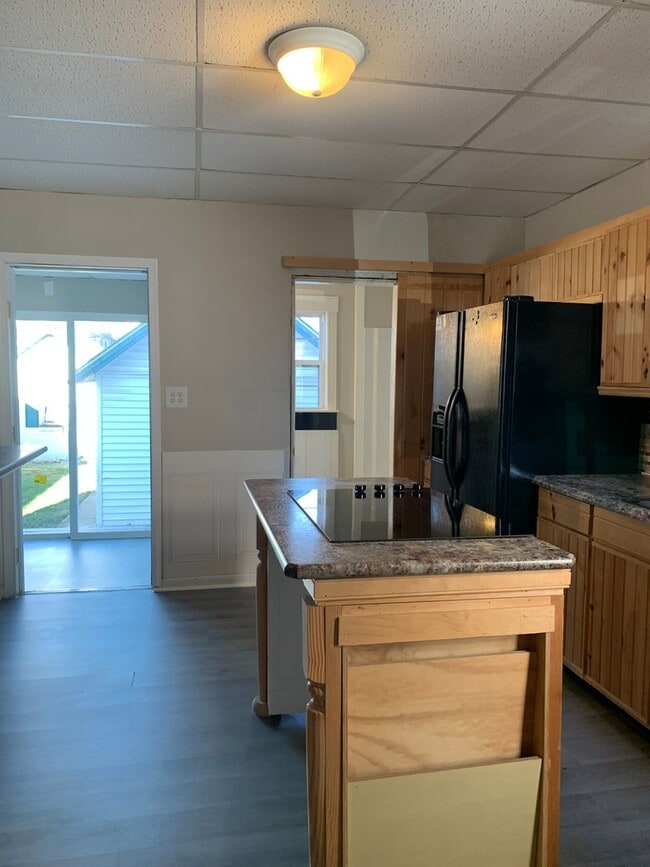 Building Photo - Spacious single family home with 3 beds/2 ...