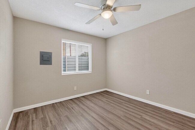 Building Photo - 1812 Buena Vista Dr SE